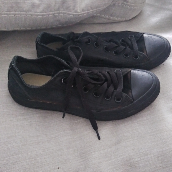 Blackout chucks - Picture 1 of 4